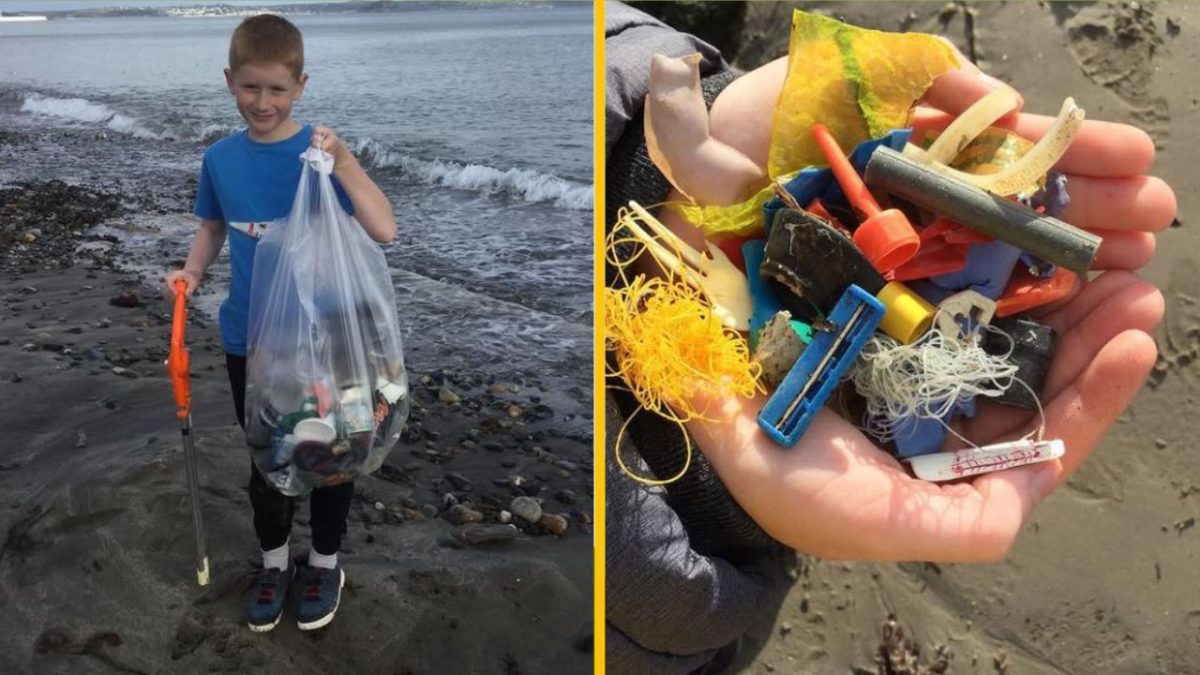 Chlapec zbiera odpadky z pláže, ukazuje vrecko s plastovým odpadom. Podpora čistenia životného prostredia.