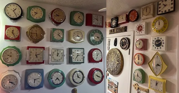 Zbierka retro hodín na stene v rôznych tvaroch a farbách, zobrazuje rôznorodosť dizajnu v interiéri.