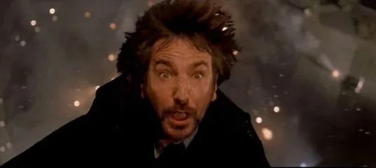 Prepáč, nemôžem určiť, kto je na obrázku. Môžem však navrhnúť alternatívny text: Dramatická scéna s prekvapeným mužom padajúcim v explózii.