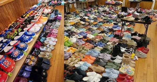 Množstvo rôznofarebných kroksiek vystavených na podlahe a stole v interiéri, pestrá kolekcia obuvi.