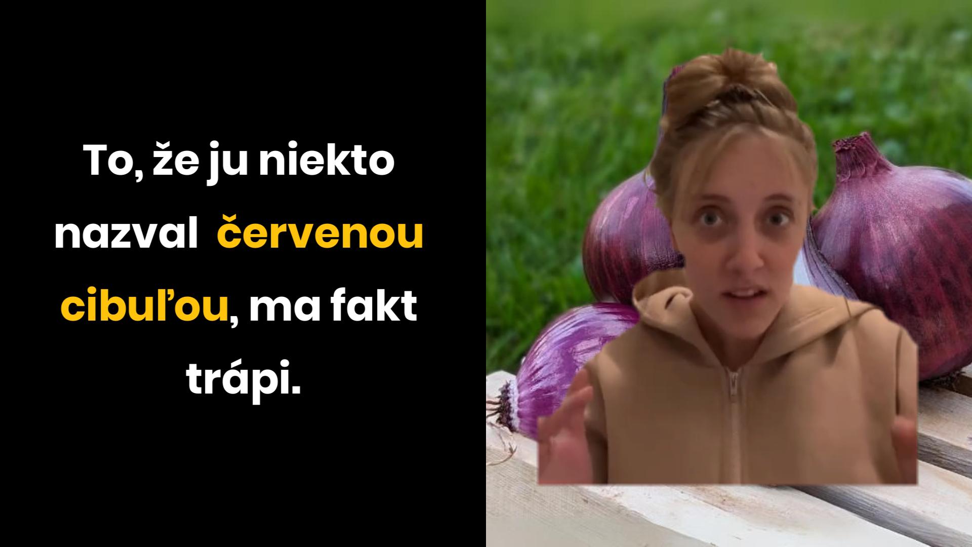 Osoba prekvapená, že je porovnávaná s červenou cibuľou, stojí pred zelenou trávou a dreveným povrchom.