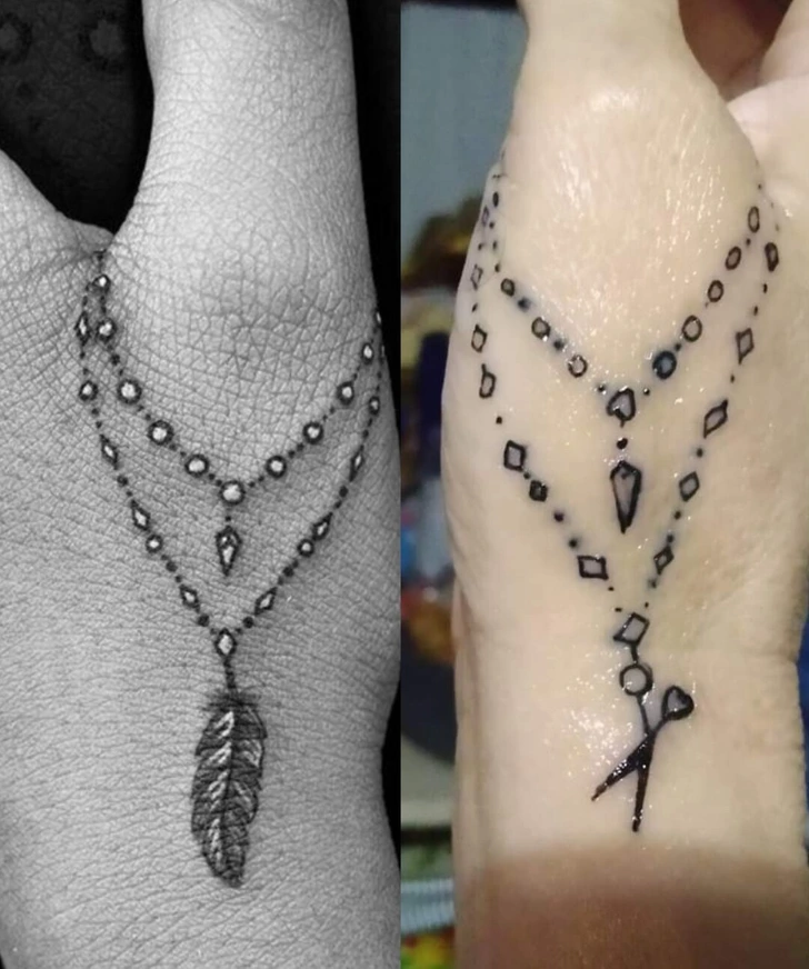 Dve tetovania na rukách, jedno s motivom pera a druhé s nožnicami, detailný pohľad na dizajn.