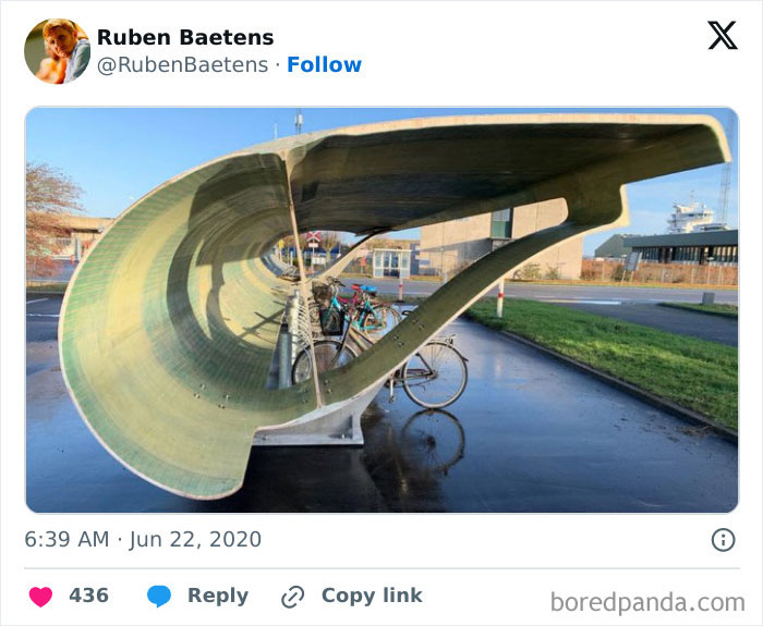 Stojany na bicykle z recyklovanej turbíny na veternú energiu priemyselného komplexu.