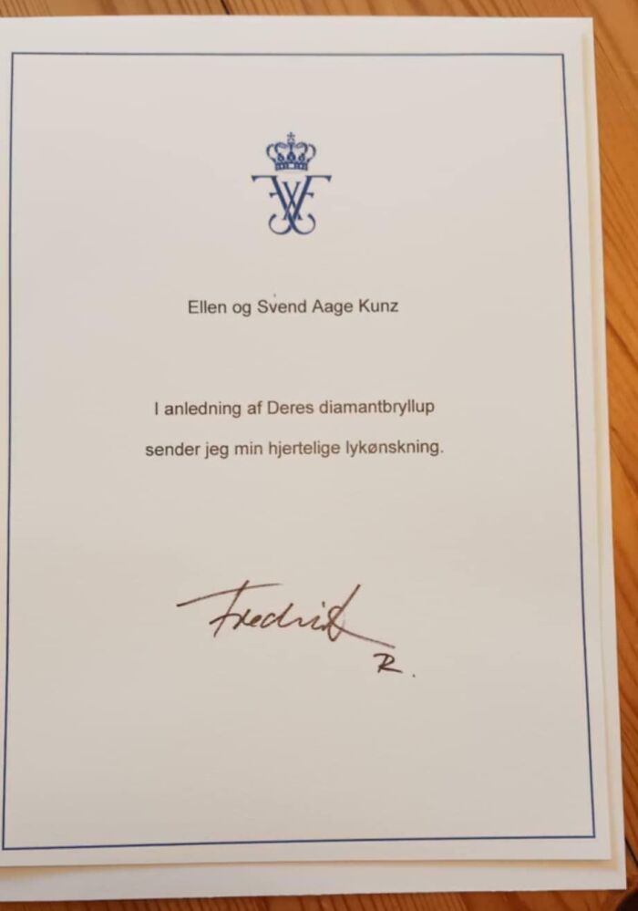 Oslavná karta k diamantovému výročiu s kráľovským logom a podpisom.