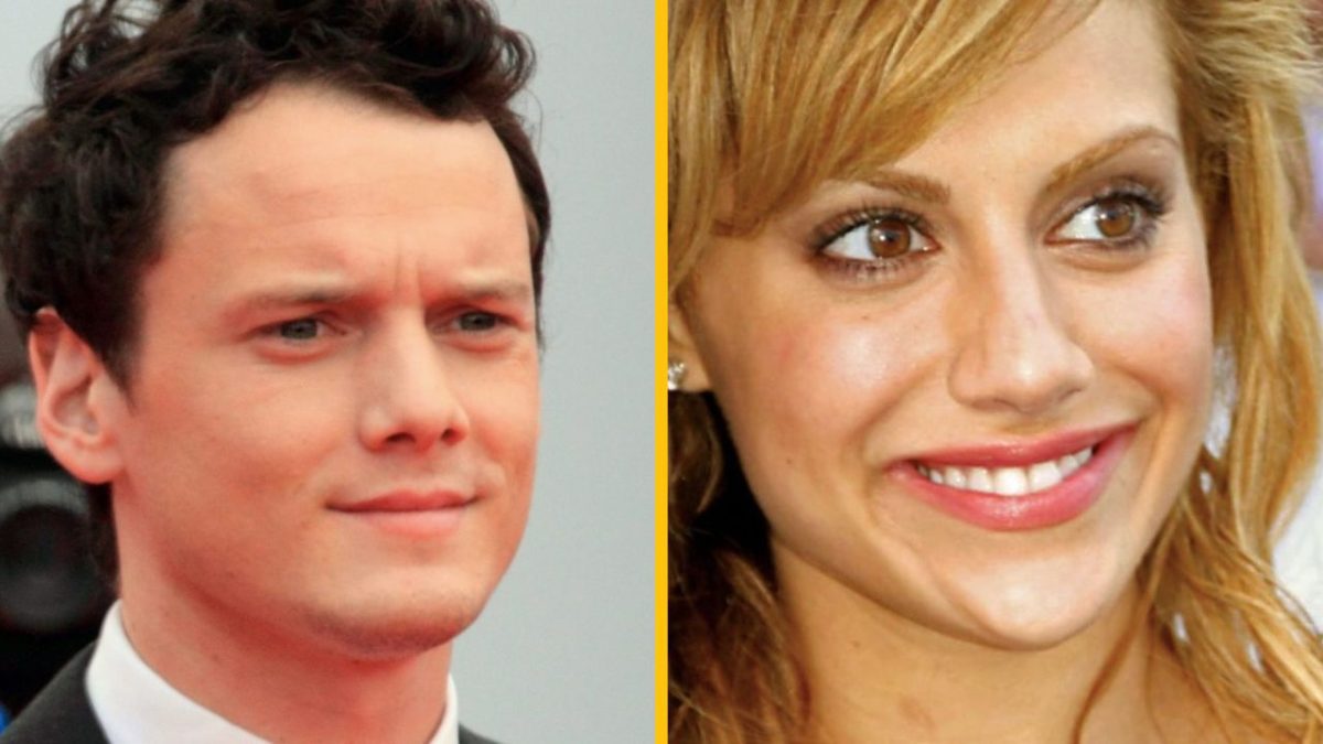 Muž a žena s úsmevom na tvári na oficiálnej udalosti.