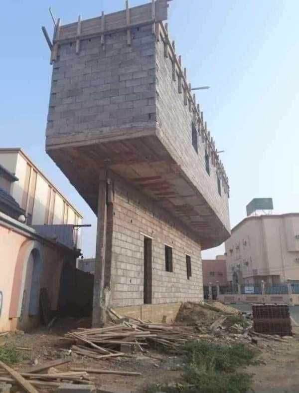 Stavba s neobvyklým dizajnom, kde horné podlažie výrazne presahuje základ.