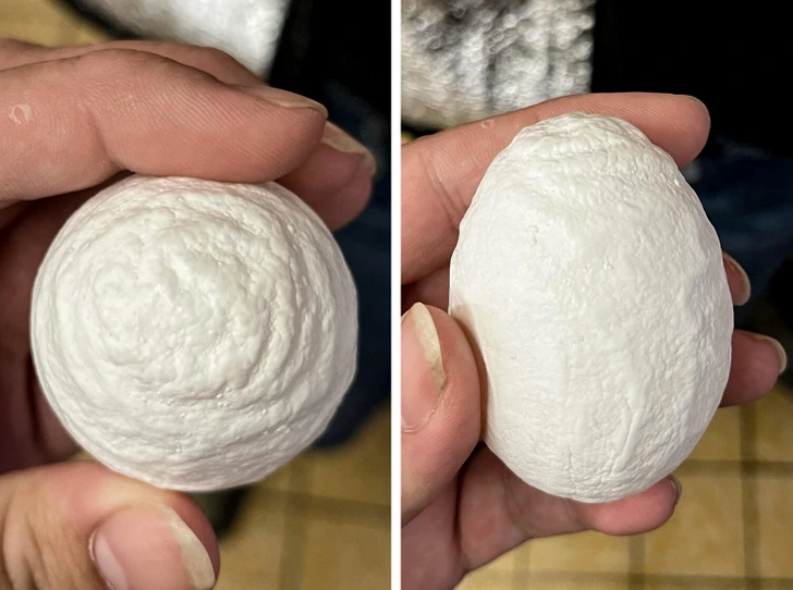 Neznáme biele vajce s textúrou podobnou kôre, držiace v ruke, pohľad zhora a zboku.