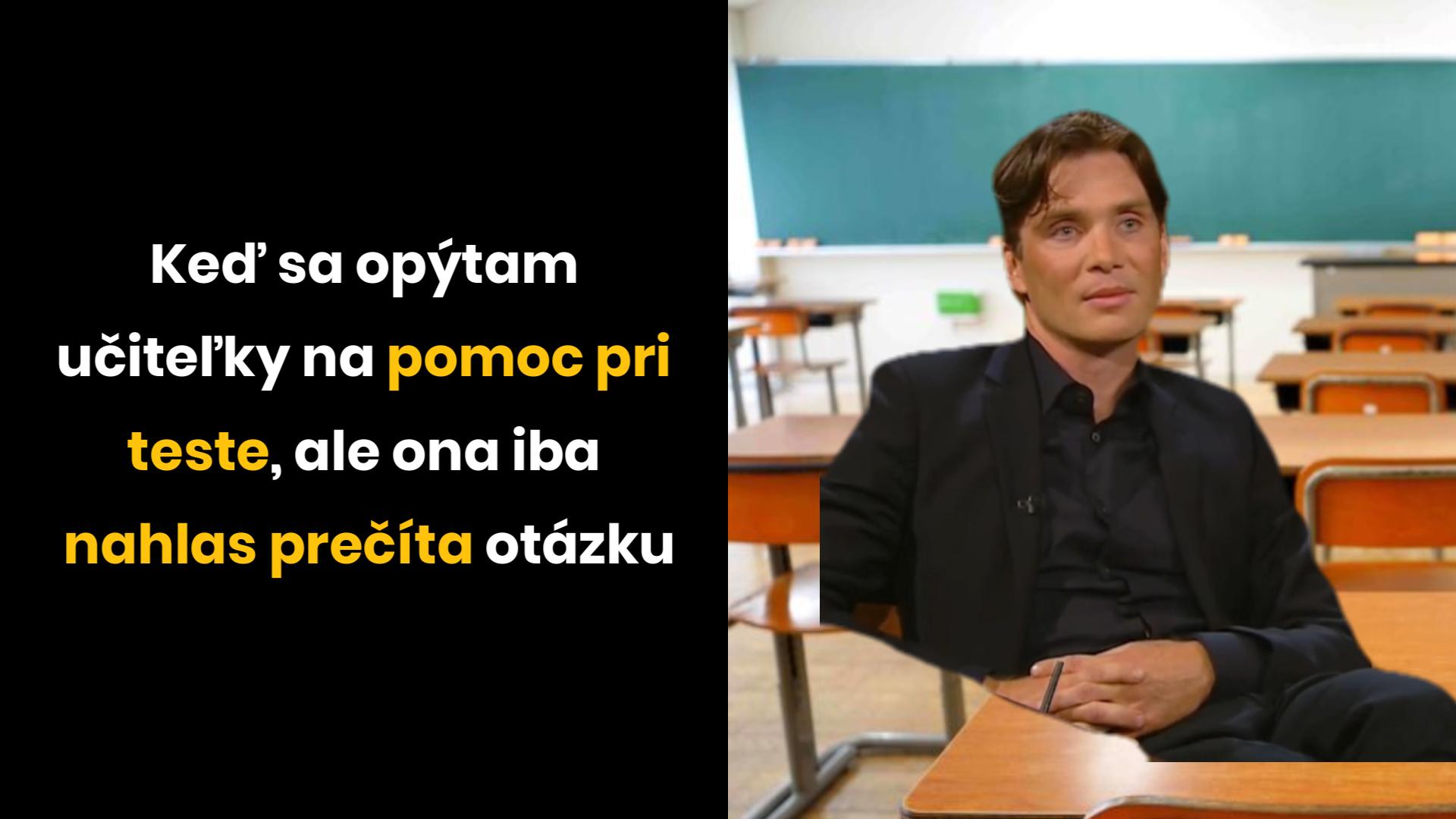 Muž v čiernom obleku sedí v triede s textom: Keď sa opýtam učiteľky na pomoc pri teste, ale ona nahlas prečíta otázku.