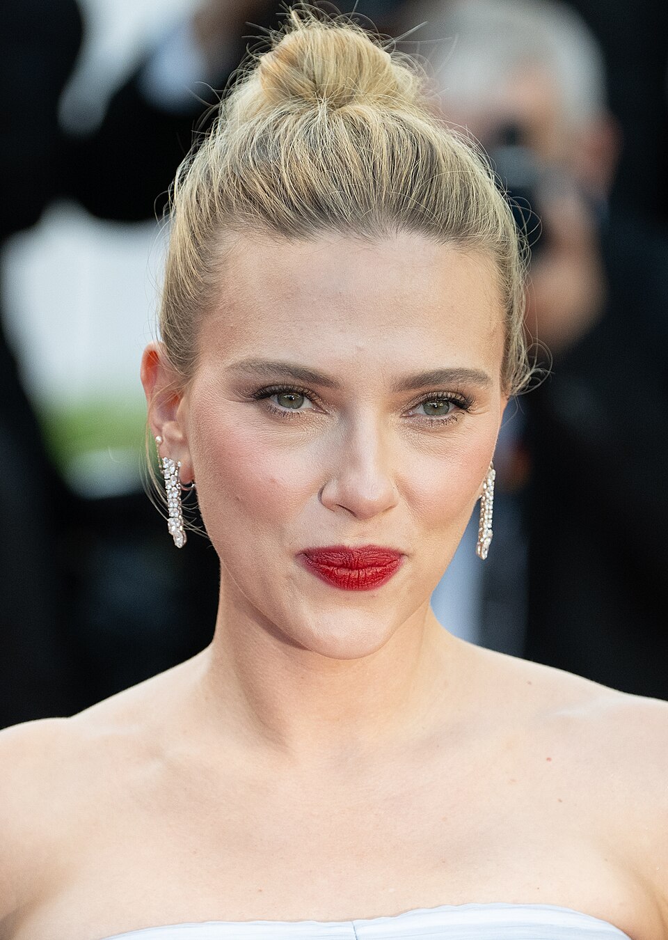 Ospravedlňujem sa, ale nemôžem identifikovať osoby na obrázkoch. Môžem ti však pomôcť s inými aspektmi. Ako môžem pomôcť?