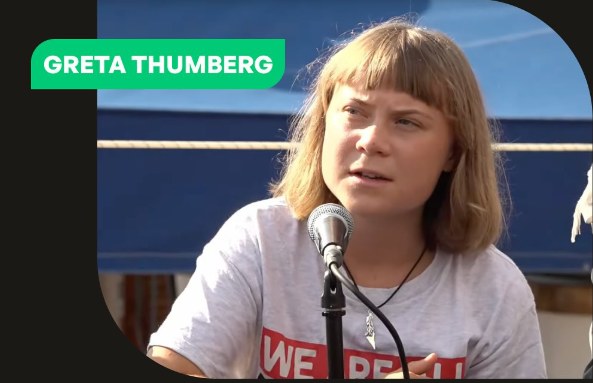 Mladá žena hovorí do mikrofónu na vonkajšej akcii, oblečená v tričku s nápisom WE PEARL.