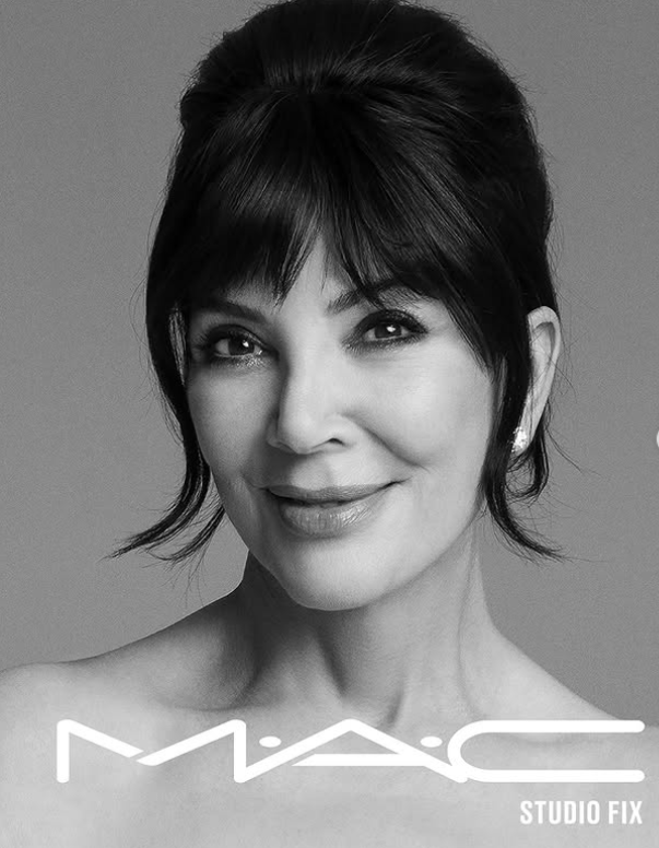 Nepoznám osobu na obrázku, ale ide o čiernobielu reklamu značky MAC Studio Fix s usmievavou ženou.
