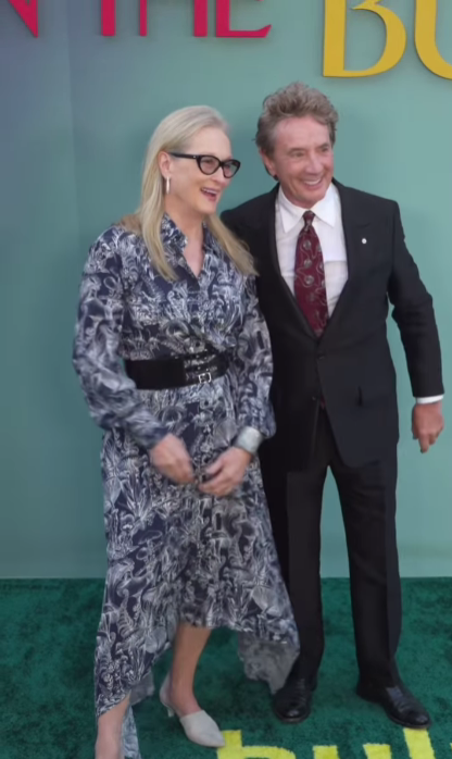 Je mi ľúto, neviem, kto sú títo ľudia. Na obrázku sú dvaja ľudia pózujúci na červenom koberci počas oficiálnej udalosti.