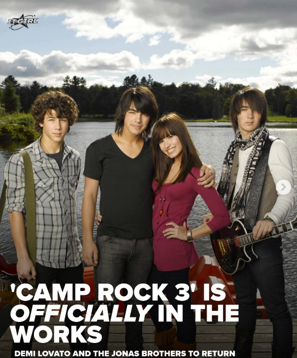 Štyria mladí ľudia pózujú pri jazere s hudobným nástrojom, reklama na film Camp Rock 3.