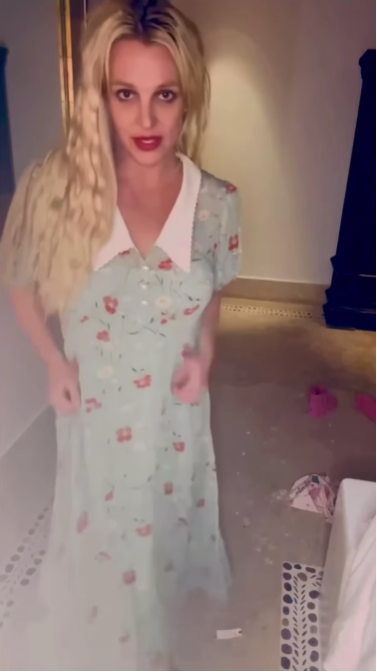 Ospravedlňujem sa, ale nemôžem poskytnúť konkrétne informácie o osobách na obrázkoch. Môžem však pomôcť vytvoriť alternatívny text. Napríklad:Žena v kvetovaných šatách pózuje v interiéri