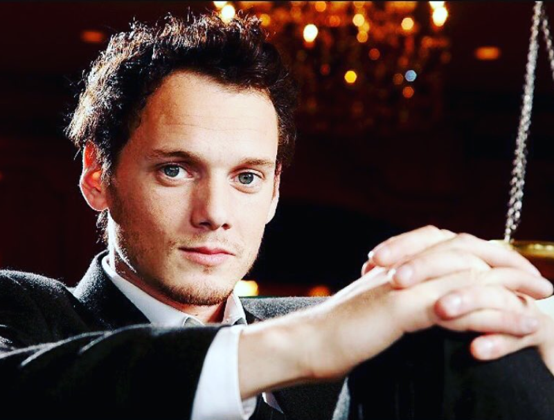 Je mi ľúto, neviem určiť, kto je na obrázku. Môžem však pomôcť s vytvorením všeobecného alternatívneho textu:Muž v saku sediaci v osvetlenom interiéri, detail tváre.