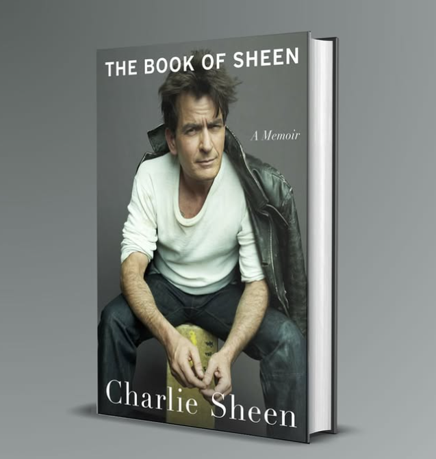 Autor na obálke autobiografie The Book of Sheen sedí v neformálnom oblečení a pozerá do diaľky.