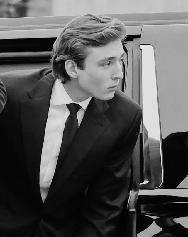 Mladý muž v obleku vystupuje z luxusného auta, sústredený pohľad.