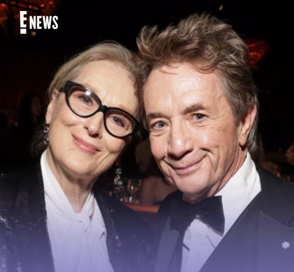 Prominentný pár na večernom podujatí, formálne oblečenie, úsmevy pred objektívom.