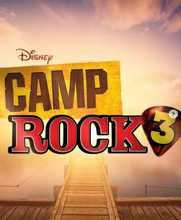 Obálka filmu Camp Rock 3 s dreveným mólo do zlatistej diaľky, doplnená logom filmu a značkou Disney.
