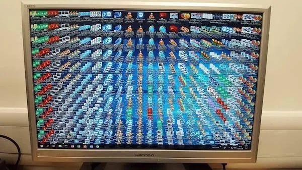 Obrazovka plná ikon: chaos na ploche počítača so stoviek programov a dokumentov.