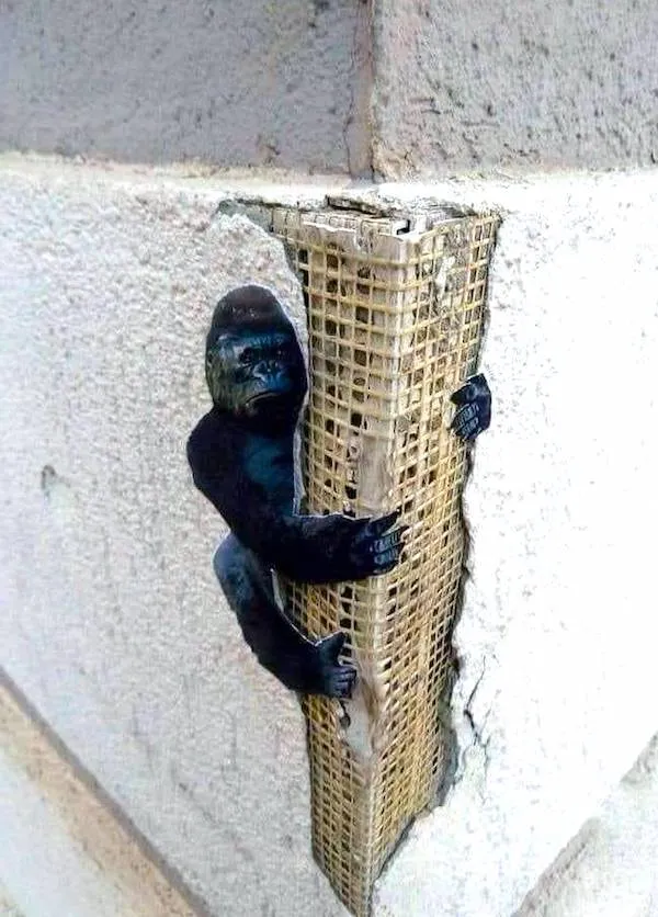 Miniatúrny King Kong obopína roh budovy, vytvára ilúziu monumentálnej scény.