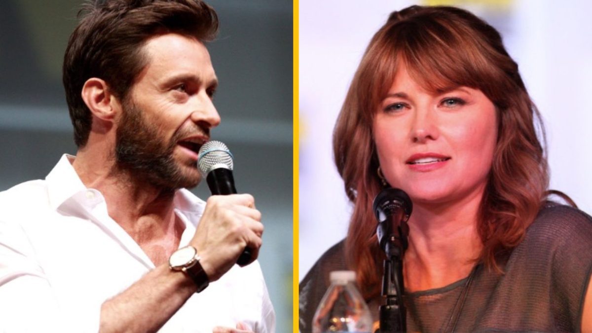 Herec a herečka vystupujú na tlačovej konferencii, obaja majú mikrofón.