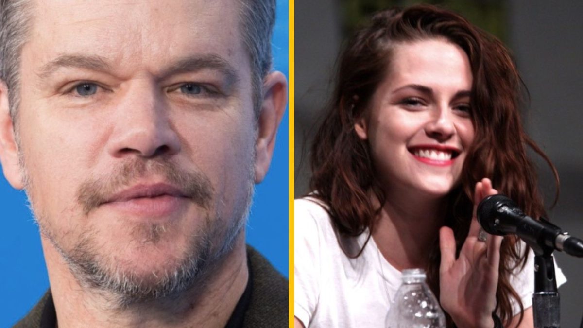 Osoby pri mikrofóne na konferencii, jedna sa usmieva, detail tváre druhej vľavo.