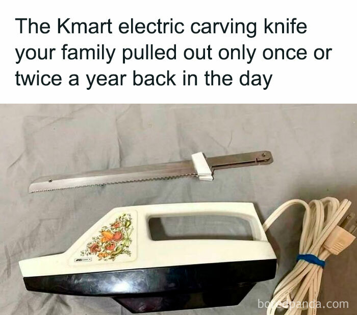 Staromódny elektrický nôž s kvetinovým vzorom, použitý len na špeciálne príležitosti.