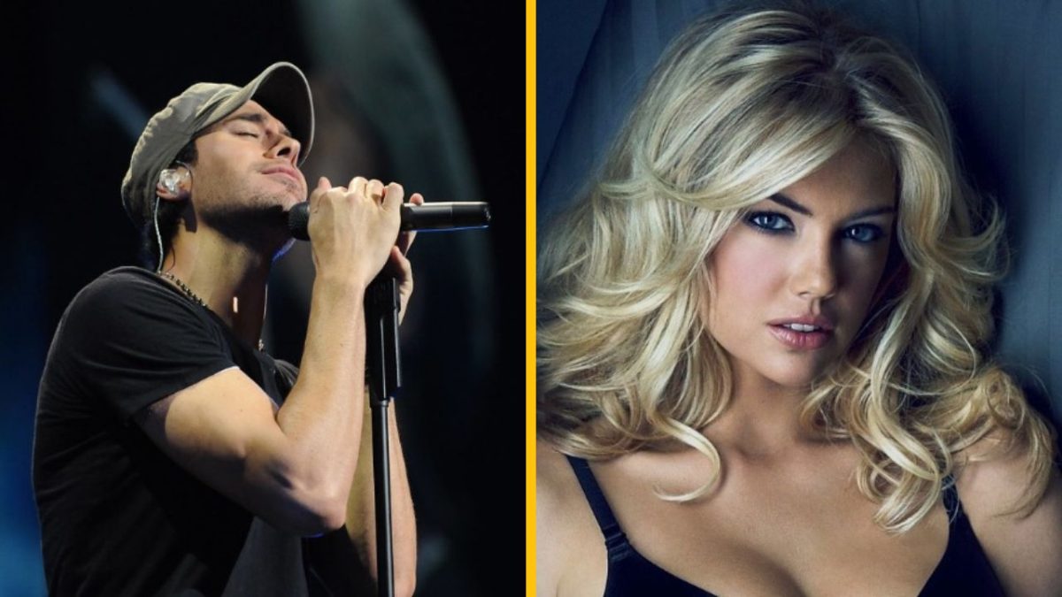 Spevák na koncerte so zatvorenými očami a žena s blond vlasmi v elegantnom oblečení.