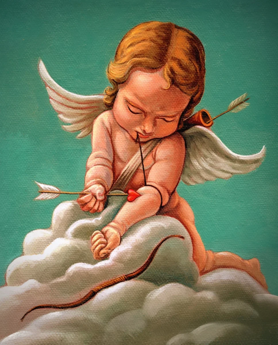 Anjel na oblaku s lukom a šípom lásky, maľovaný na pozadí tyrkysového neba.