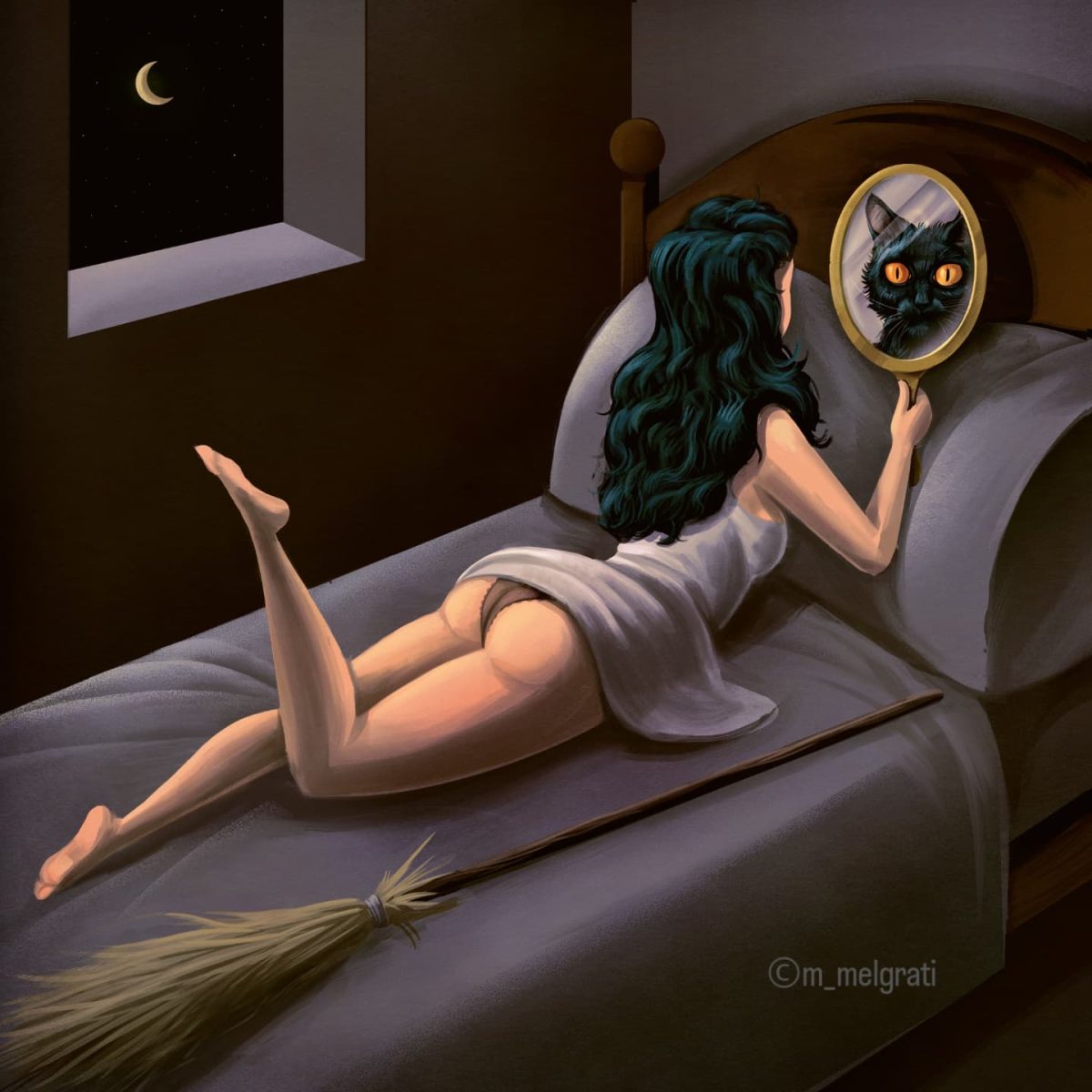 Žena na posteli s metlou, ponorená do zrkadla, v ktorom vidí mačku pod nočnou oblohou.