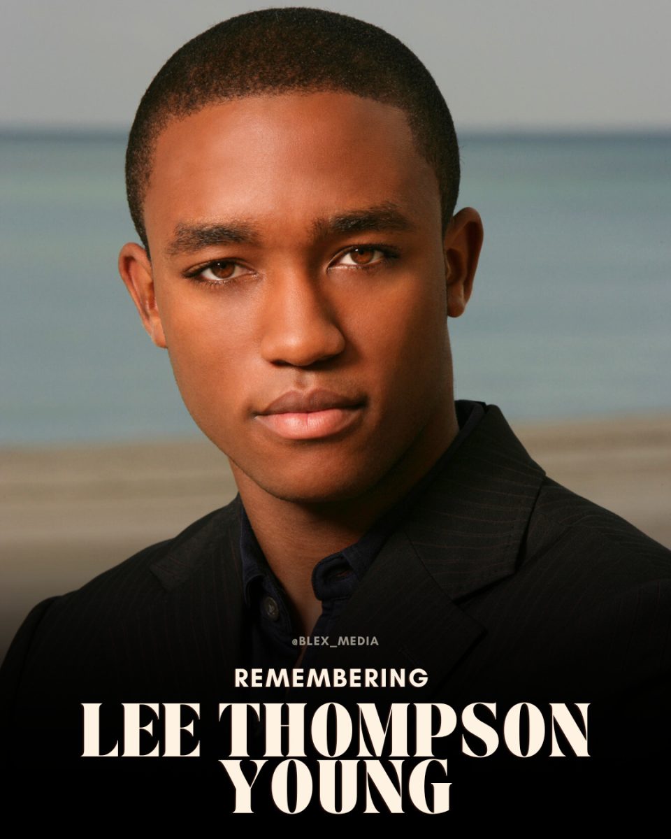 Je mi ľúto, ale nemôžem identifikovať osobu na obrázku. Môžem však pomôcť s vytvorením alternatívneho textu:Portrét muža v obleku s morom na pozadí, text 'Remembering'.