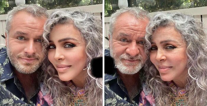 Pár starší s šedivými vlasmi pózuje spolu, vonku, v ležérnom oblečení.