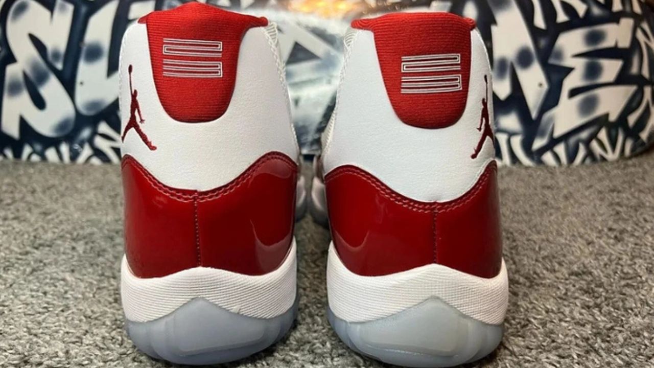 Červené a biele tenisky na šedom koberci, grafity pozadie, zobrazené zozadu.