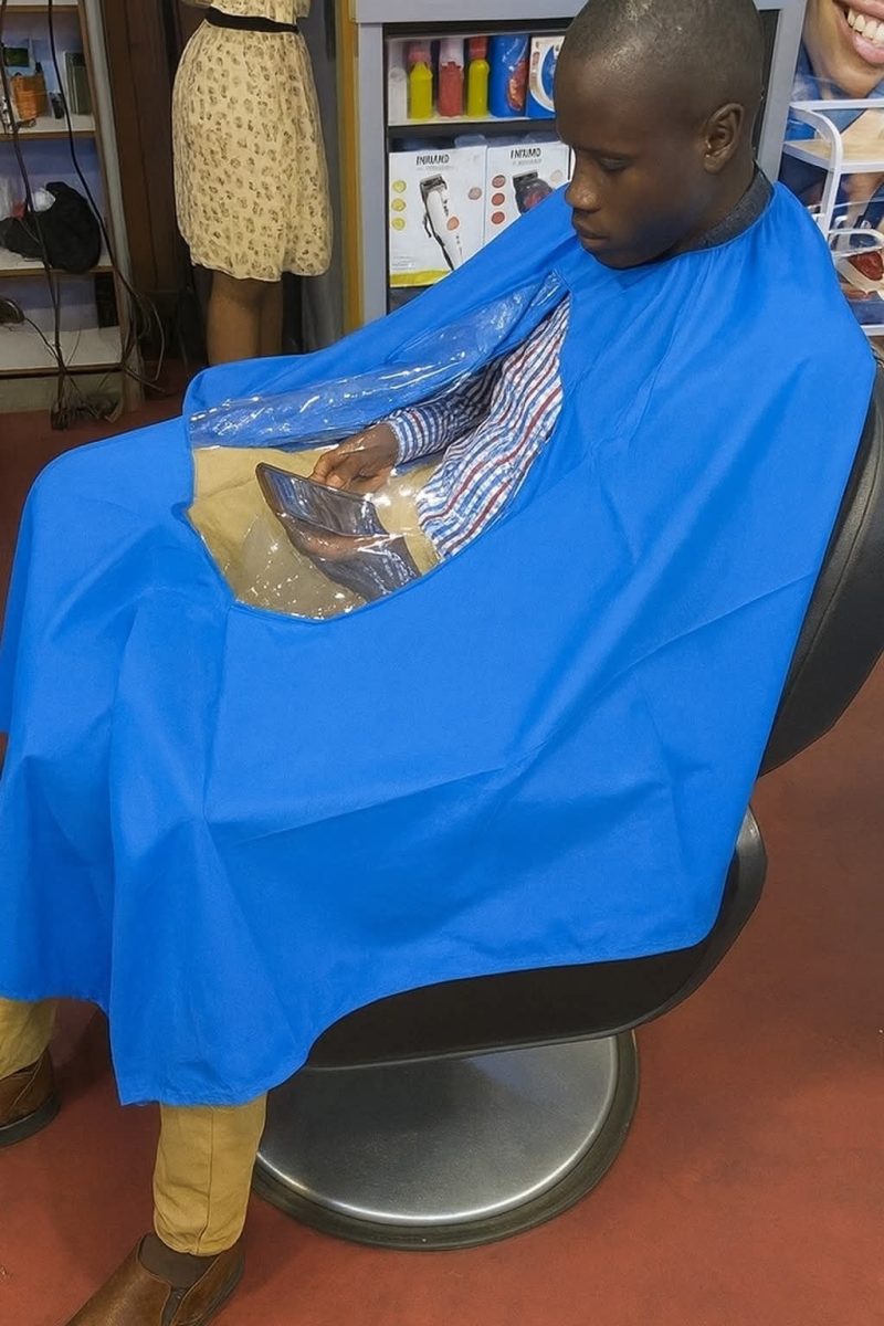 Osoba s modrou plachtou v kresle používa mobilný telefón cez priehľadné okienko.