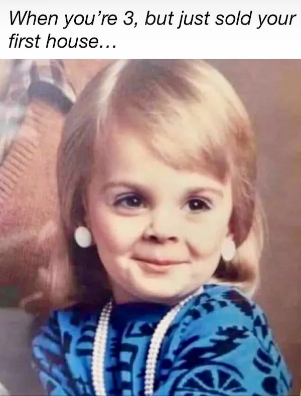 Detská tvár, elegantný šperk a oblečenie s úsmevom naznačujúcim spokojnosť dospelého. Retro vtipná fotka.