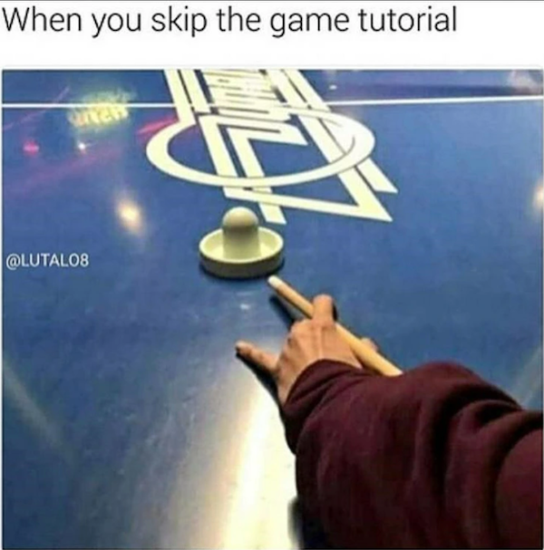 Osoba hrá air hockey netradične s paličkami, čo ilustruje zmätok po vynechaní tutoriálu.