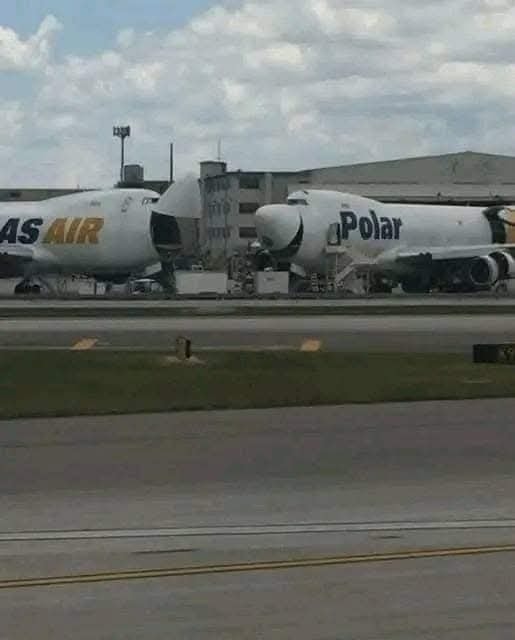 Dve nákladné lietadlá s otvoreným nákladovým priestorom na letisku, konkrétne letecké spoločnosti Polar a Air.