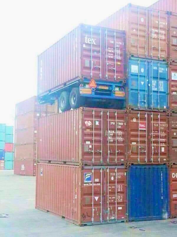 Kontajnerová plošina na vrchu stohu kontajnerov v prístave.Zvláštne umiestnenie a logistické operácie.