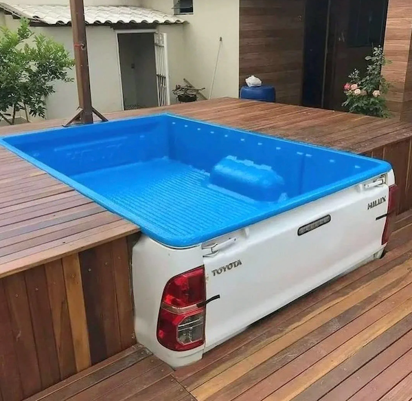 Pickup premenený na bazén so schodíkmi obloženými drevom na terase, kreatívne využitie priestoru.