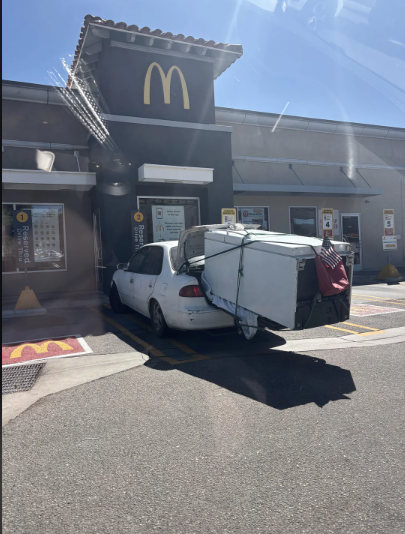 Auto nesúce objemný náklad v drive-thru rýchleho občerstvenia.