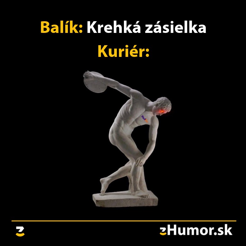 Socha atleta s logom prepravnej služby, stelesňujúca humor o doručovaní krehkých zásielok kuriermi.