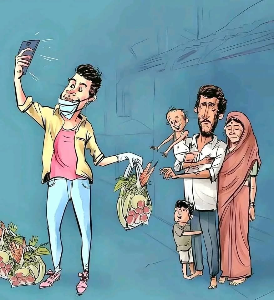 Osoba si robí selfie s taškou potravín, zatiaľ čo hladná rodina čaká v pozadí. Sociálna nerovnosť a sebaprezentácia.