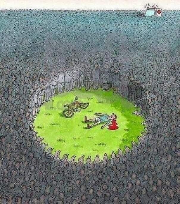 Motorkár nehoda, dav ľudí obklopuje miesto s ležiacim mužom a motorkou na tráve.