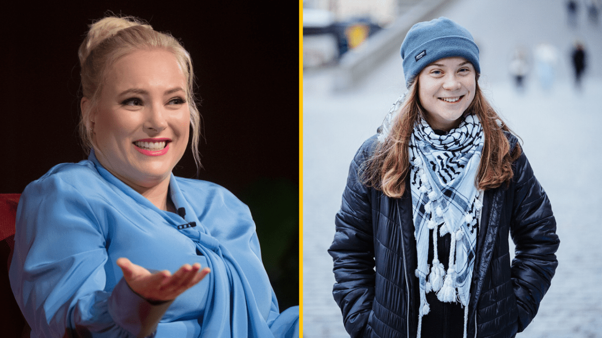 Na obrázku sú dve ženy, jedna v modrej blúzke s úsmevom a druhá v čiapke a šatke stojaci na ulici.