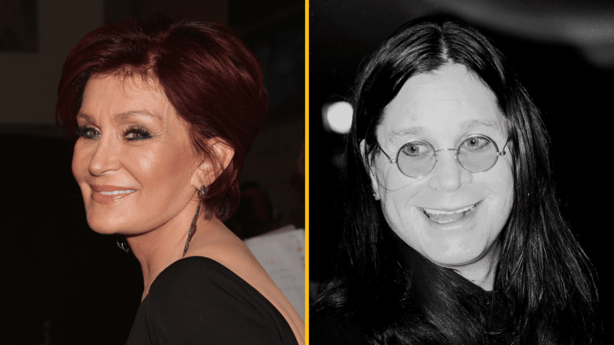 Osoba s tmavými vlasmi a okuliarmi vedľa ženy s červenými vlasmi na podujatí v interiéri.