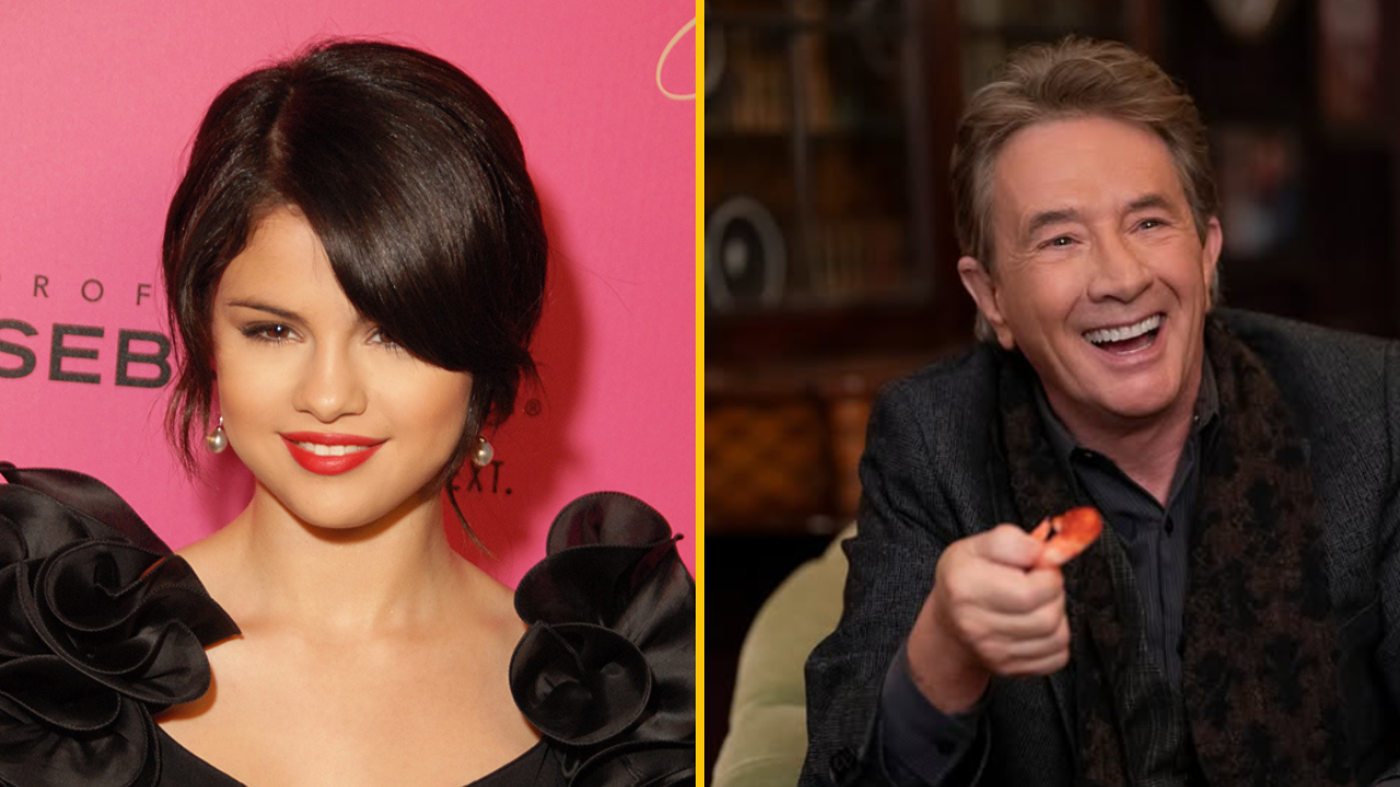 Dve osoby pózujú pred farebným pozadím. Prvá v čiernych šatách, druhá s úsmevom, držiac niečo v ruke.