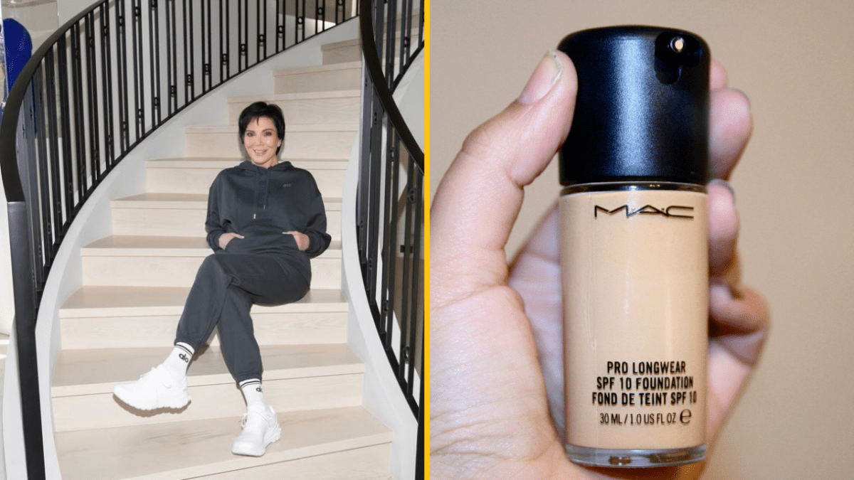 Osoba v teplákovej súprave sedí na schodoch vedľa flakónu make-upu MAC.