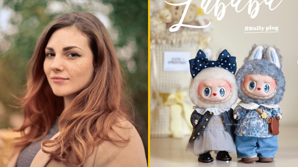 Mladá žena s hnedými vlasmi a pohľadom do kamery; vedľa sú dve farebne oblečené bábiky s usmiatymi tvárami.