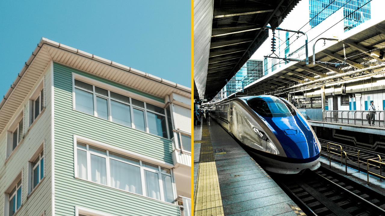 Moderná budova vedľa rýchlovlaku na stanici za jasného dňa.